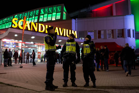Extra poliser på plats innan en ishockeymatch i SHL mellan