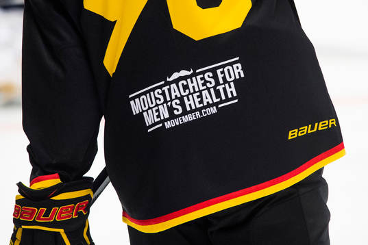 Brynäs med movembertröjan före ishockeymatchen i SHL