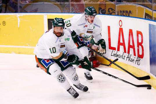 Frölundas Spencer Abbott mot Färjestads Robbie Earl och
