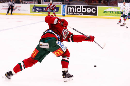 Frölundas Oliver Lauridsen skjuter sönder sin klubba
