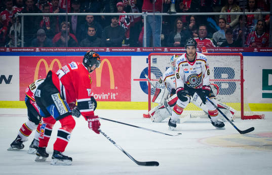 Örebros Daniel Viksten och Luleås Craig Schira