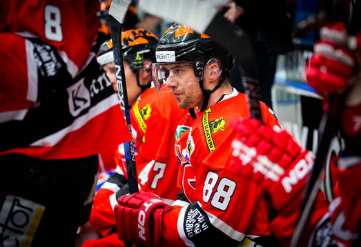 Örebros Jakub Petruzalek sitter på bänken