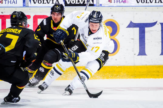 s Emil Johansson jagas utav Brynäs Ponthus Westerholm och