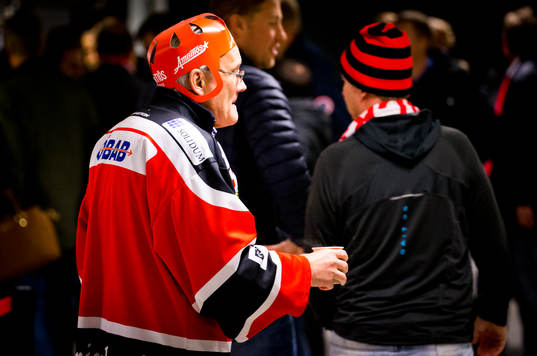 Spaps hjälm på supporter