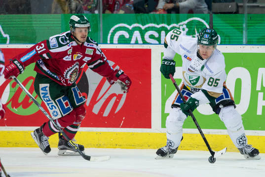 Frölundas Nicklas Lasu mot Färjestads Mikael Johansson