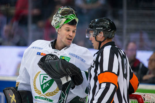 Färjestads målvakt Justin Pogge i samspråk med