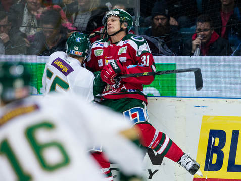 Frölundas Nicklas Lasu åker på en tackling från