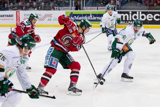 Frölundas Anton Karlsson i kamp om pucken med Färjestads