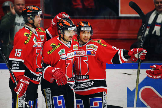 Örebros Martin Johansson (m) gör 1-0 och jublar med