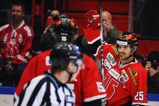 Örebros Martin Johansson gör 1-0 och jublar