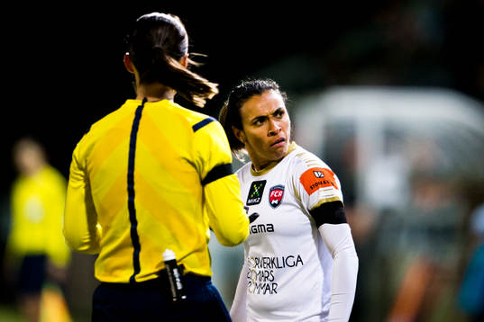 Rosengårds Marta Viera Da Silva i samtal med domare