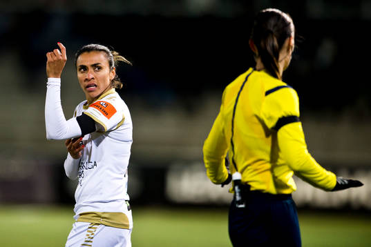 Rosengårds Marta Viera Da Silva i samtal med domare