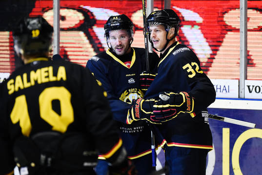 Brynäs Jesper Ollas (m) gör 1-1 och jublar med Anssi