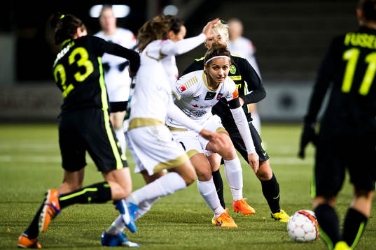Rosengårds Natasa Andonova gör en passning till Marta