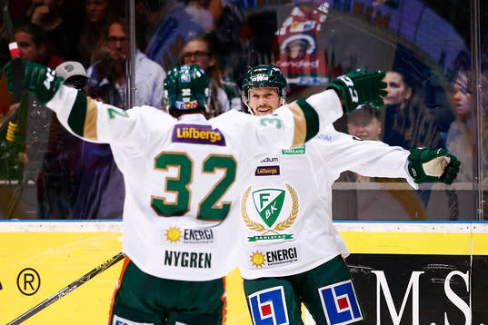 Färjestads Rickard Wallin gör 1-1 och jublar