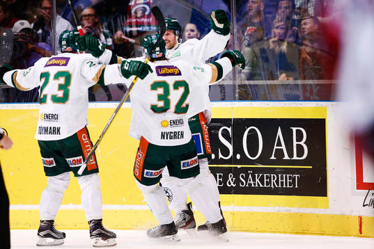 Färjestads Rickard Wallin gör 1-1 och jublar