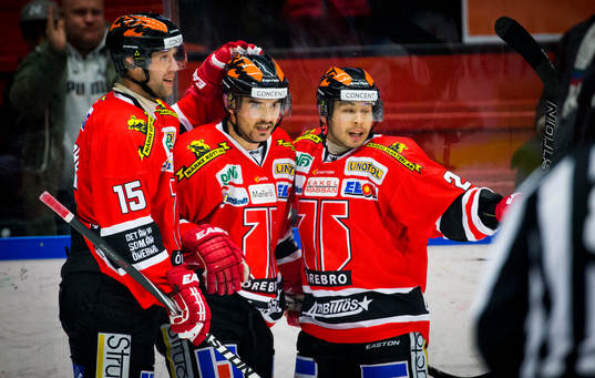 Örebros Martin Johansson gör 1-0 och jublar med Henrik