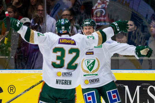 Färjestads Rickard Wallin jublar ihop med Magnus Nygren