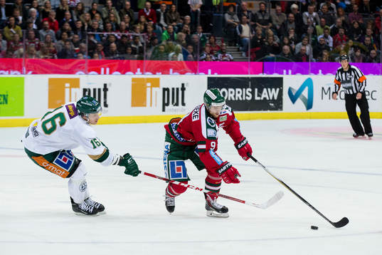 Färjestads Johan Ryno mot Frölundas Spencer Abbott