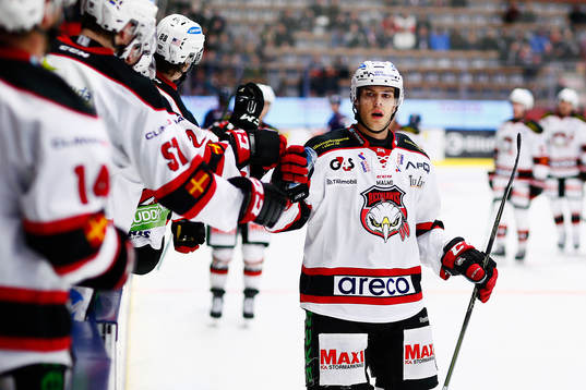 Malmö Redhawks Björn Svensson gör 2-1 och jublar