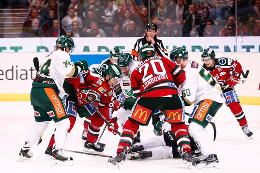 Frölundas Andreas Johnson i kamp om pucken