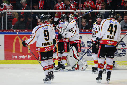 Luleås spelare jublar med målvakt Filip Gustafsson