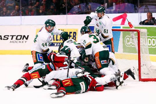 under ishockeymatch i SHL mellan Frölunda och Färjestad