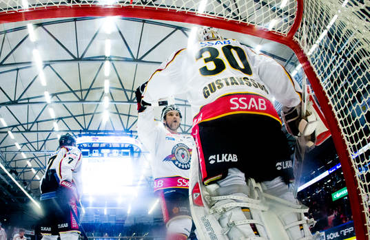 Jubel framför Luleås målvakt Filip Gustafsson