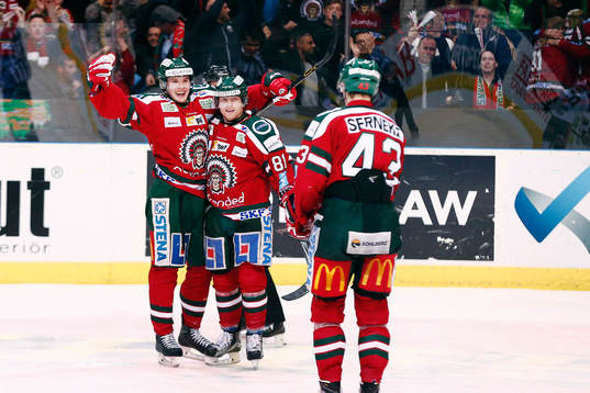 Frölundas Artturi Lehkonen och Ryan Lasch jublar