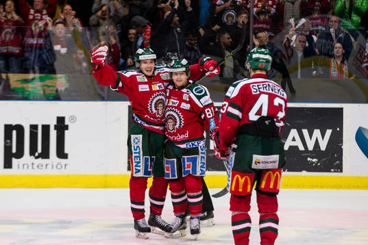 Frölundas Artturi Lehkonen jublar ihop med Ryan Lasch och