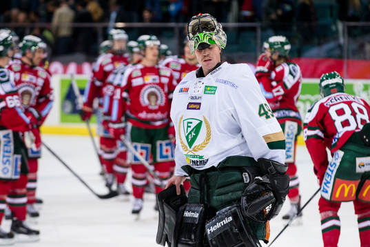 Färjestads målvakt Justin Pogge deppar