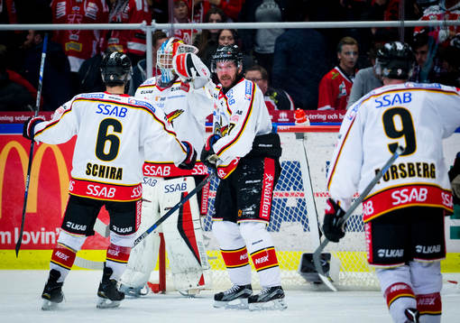 Luleås målvakt Filip Gustafsson jublar