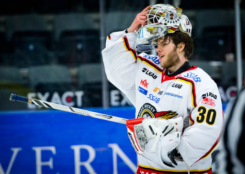 Luleås målvakt Filip Gustafsson jublar
