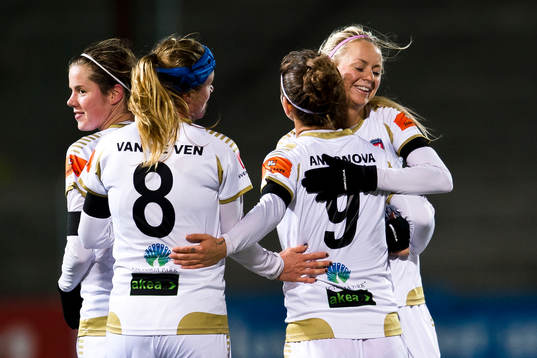 Rosengårds Natasa Andonova kramas av medspelare