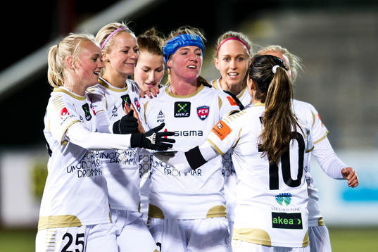 Rosengårds Marta Viera Da Silva grattas av medspelare