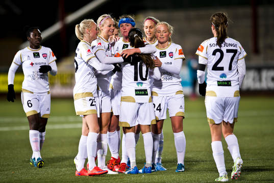 Rosengårds Marta Viera Da Silva grattas av medspelare