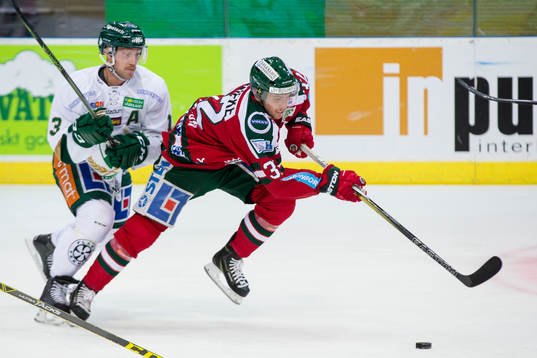 Färjestads Linus Persson jagandes Frölundas Lukas