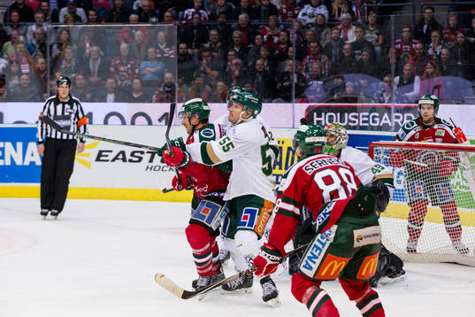 Frölundas Joel Lundqvist i kamp om pucken med Färjestads