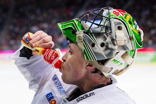 Färjestads målvakt Justin Pogge dricker vatten