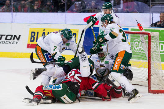 Kamp om pucken vid Färjestads mål