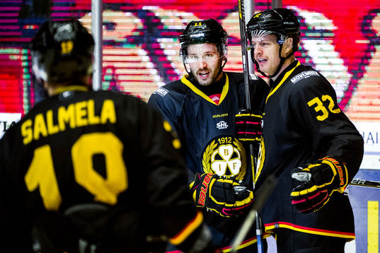 Brynäs Jesper Ollas jublar med Anssi Salmela och Nick