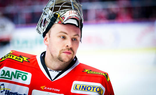 Örebros målvakt Julius Hudacek deppar