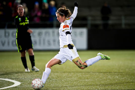 Rosengårds Sofie Junge Pedersen skjuter