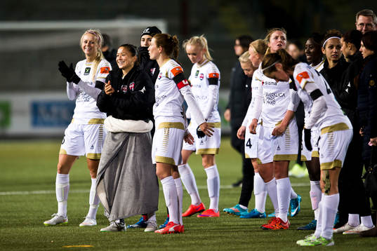 Rosengårds spelare tåkar publiken