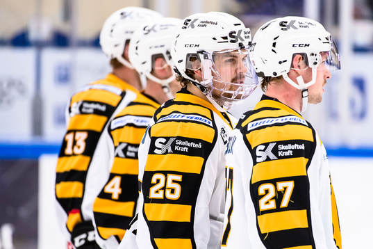 Skellefteås Axel Holmström pratar med Martin Lundberg
