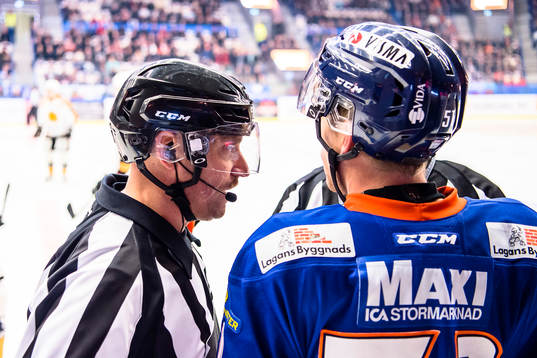 Domare Sören Persson pratar med Växjös Joey Crabb