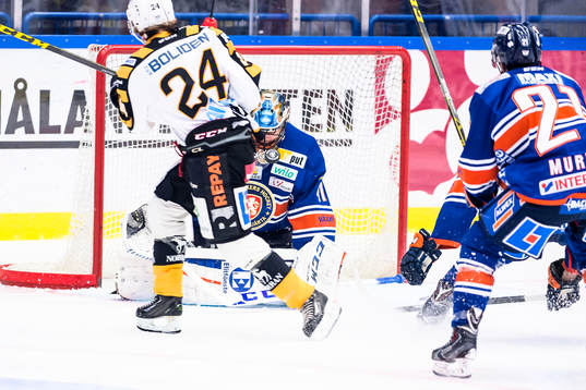 Skellefteås Andreas Wingerli avslutar mot mål, Växjös