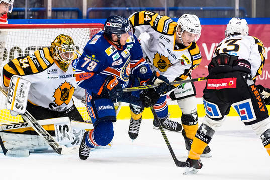Växjös Patrik Lundh i kamp om pucken med Skellefteås