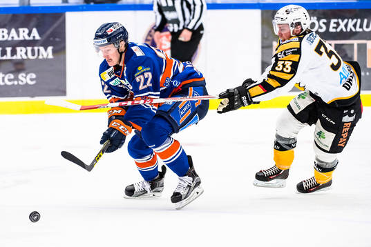 Växjös Gustav Rydahl jagas av Skellefteås Sebastian