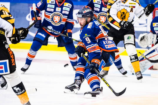 Växjös Josh Hennessy täcker skott
